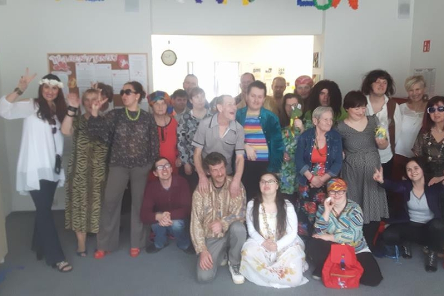 Grupowe zdjęcie na korytarzu placówki ŚDS.