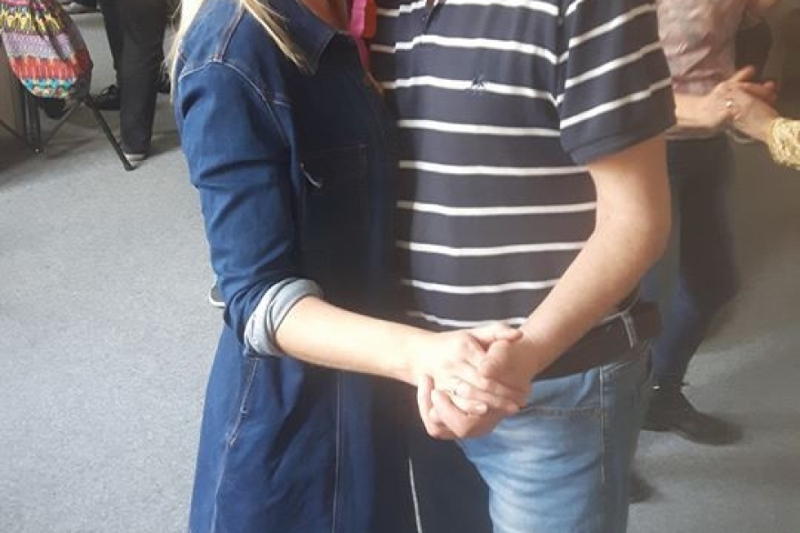 Pedagog ŚDS tańczący z uczestnikiem.