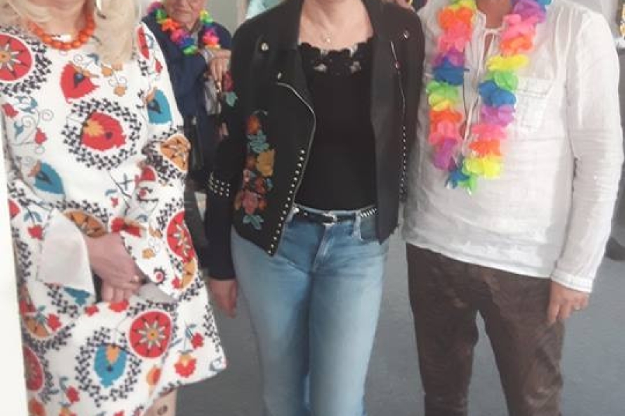 Zaproszeni goście pozują do zdjęcia w strojach karnawałowych.