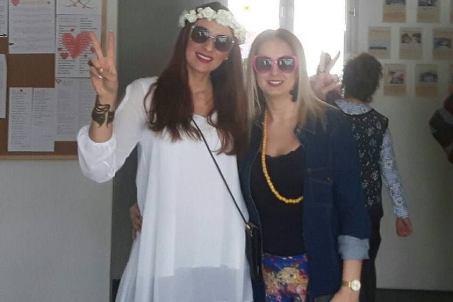 Terapeutka wraz z pedagogiem podczas zabawy w ŚDS