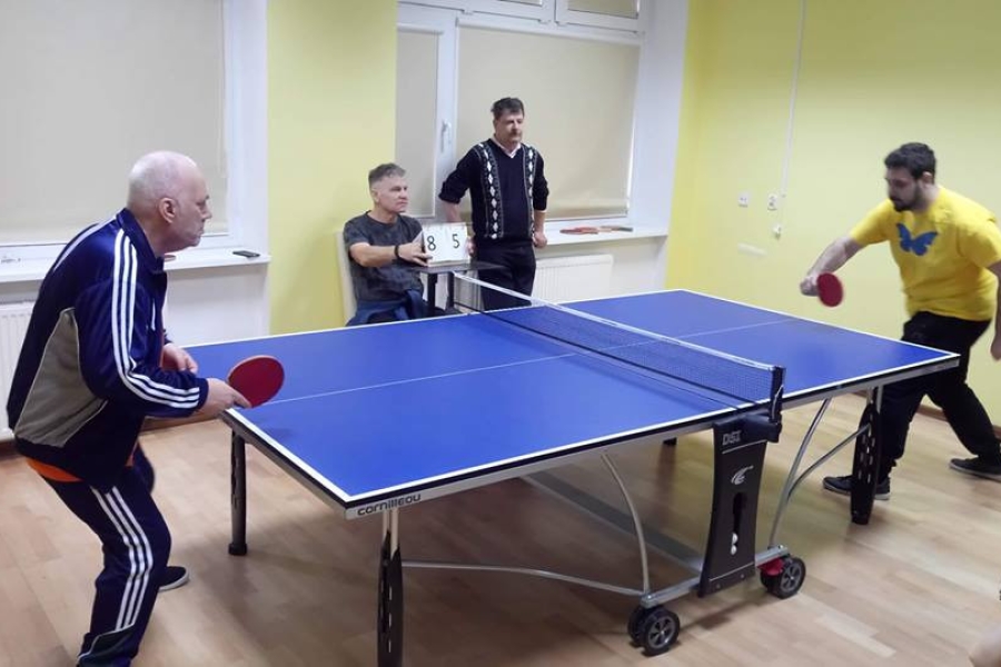 Dwoje uczestników grających w tenisa stołowego.