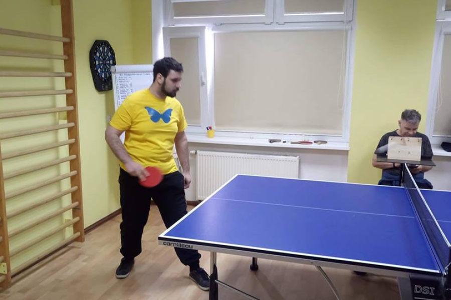 Uczestnik przygotowujący się do serwu