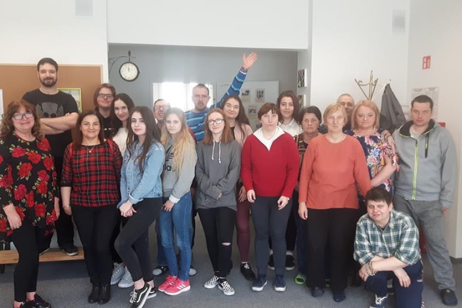 Zdjęcie grupowe uczestników wraz zaproszonymi gośćmi na korytarzu ŚDS.