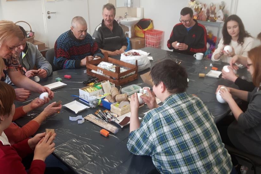 Uczestnicy wraz z terapeutą przygotowujący się do pracy metodą decoupage.