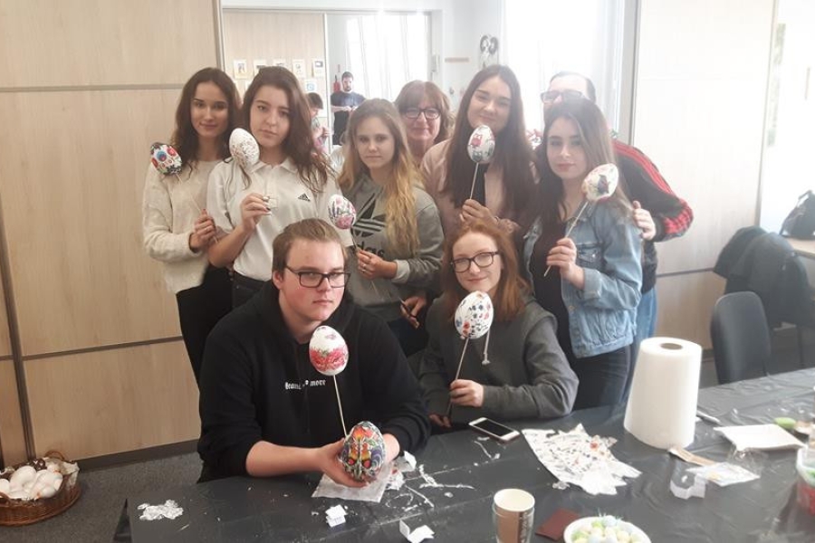 Goście przedstawiający wykonane prace wielkanocne.