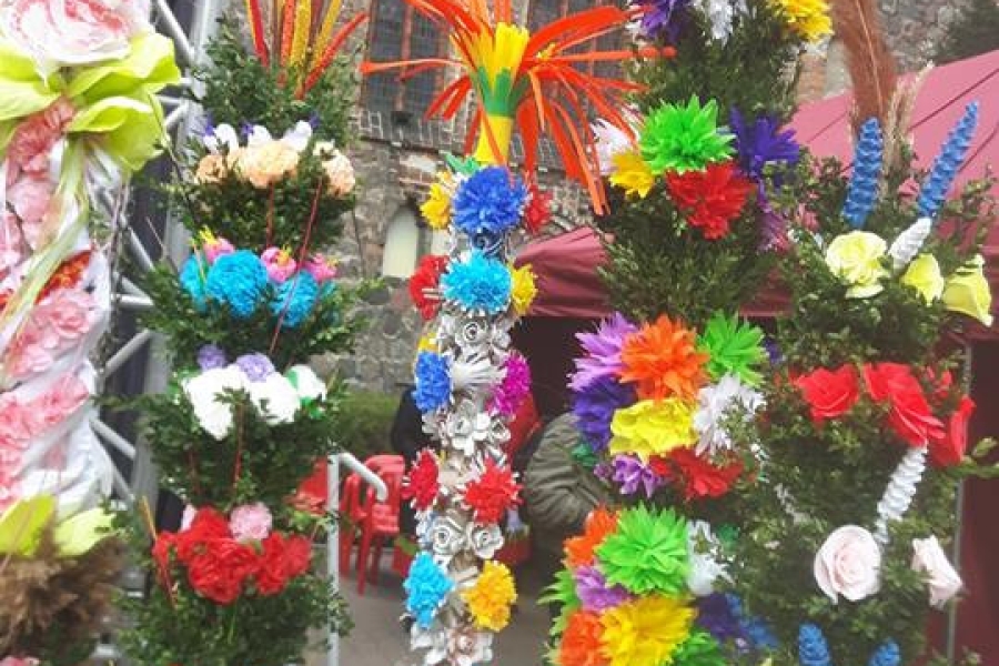 Palmy wielkanocne na tle kościoła w Gryfinie.