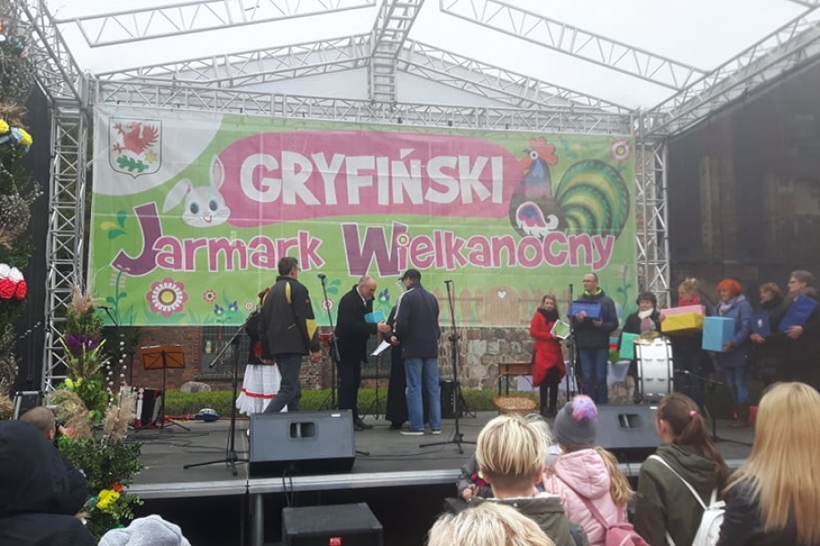 Uczestnicy odbierający nagrody od Burmistrza na scenie