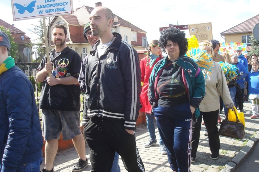 Uczestnicy ŚDS podczas marszu w Chojnie.