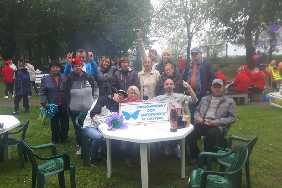 Grupa uczestników z terapeutami trzymających ŚDS w Gryfinie
