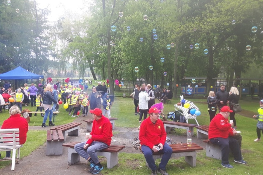 Zdjęcie całości wydarzenia wraz z uczestnikami na tle baniek