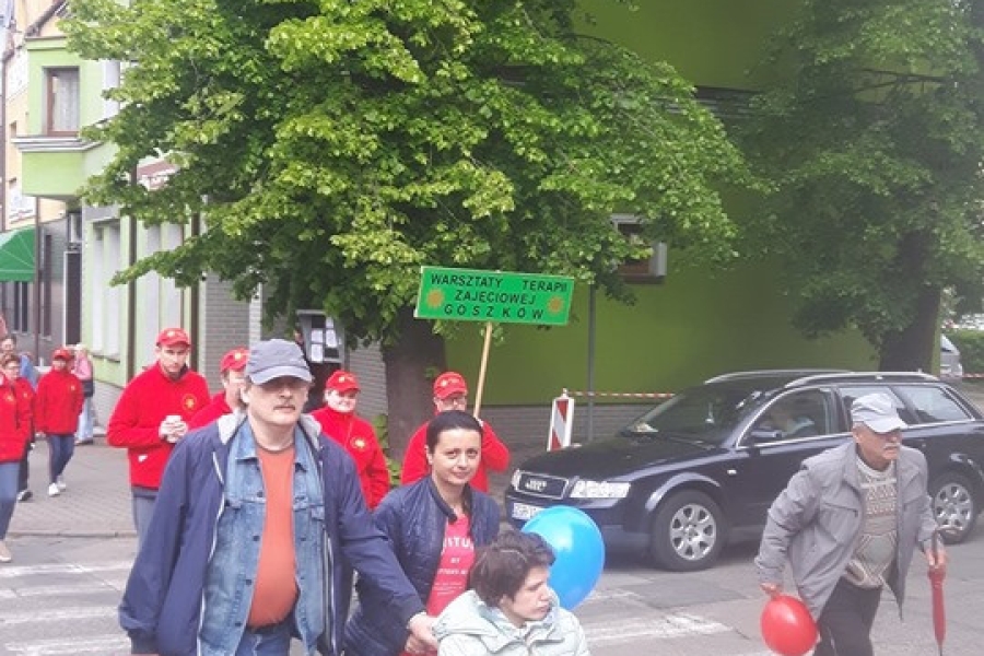Uczestnicy podczas marszu ulicami Gryfina