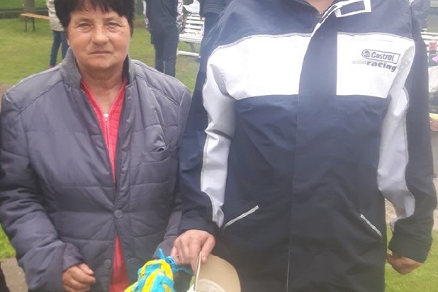 Dwoje uczestników pozuje do zdjęcia