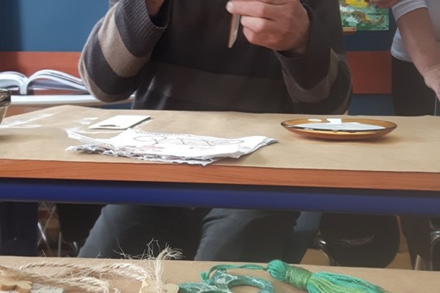 Uczestnik podczas prac manualnych.