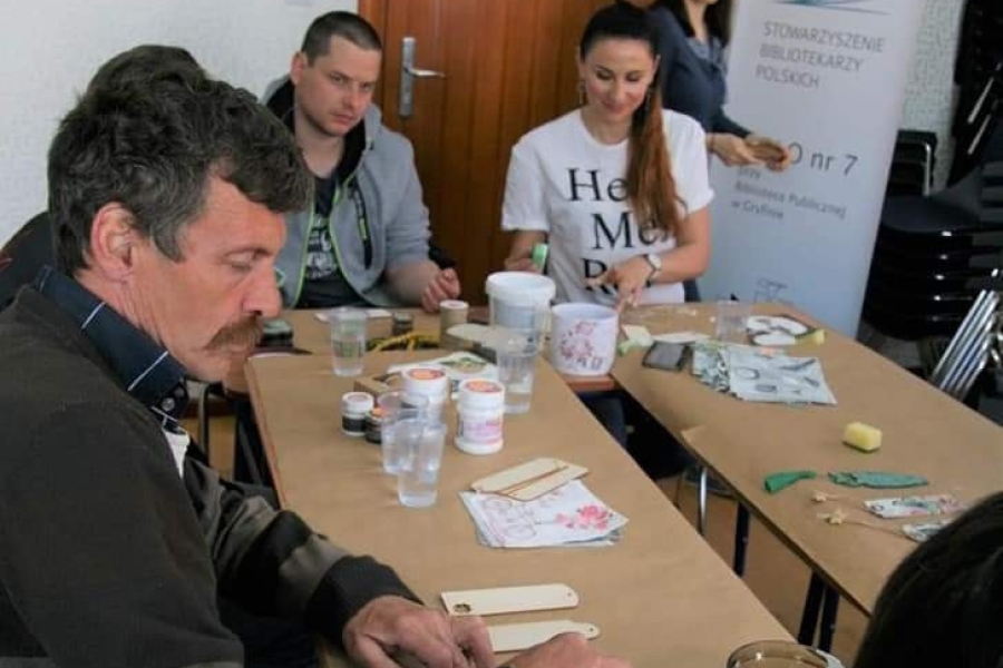 Uczestnicy wykonujący prace artystyczne.