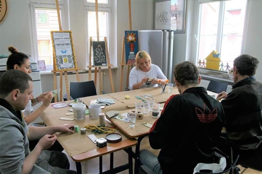 Uczestnicy wraz z terapeutą podczas zajęć plastycznych w bibliotece publicznej w Gryfinie.