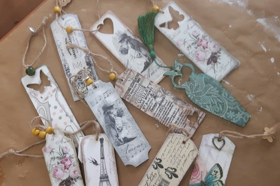 Zbiór wykonanych przez uczestników tabliczek metodą decoupage.