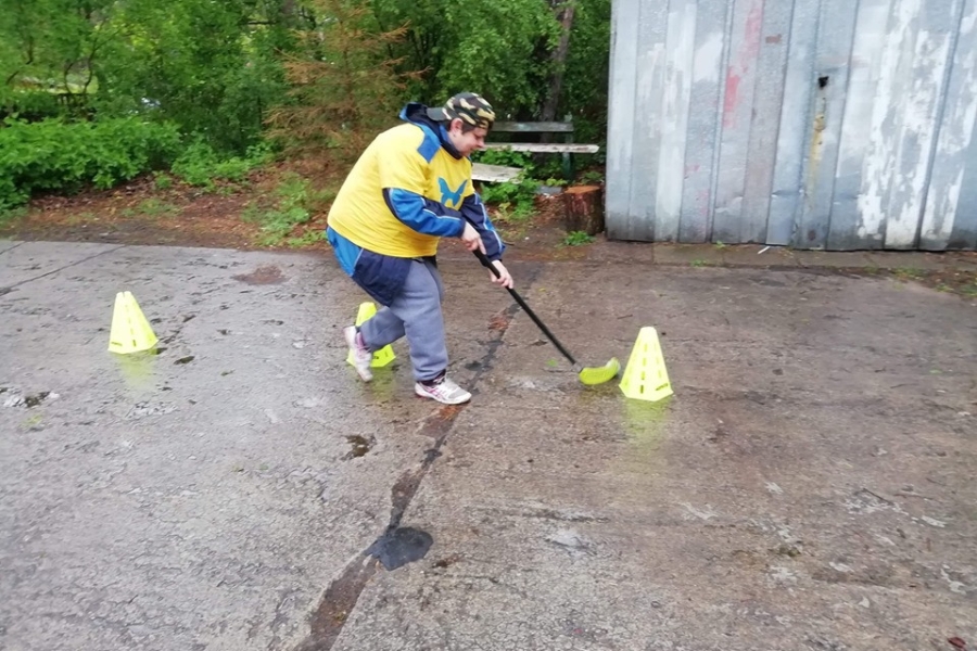 Uczestniczka podczas slalomu hokejowego. 