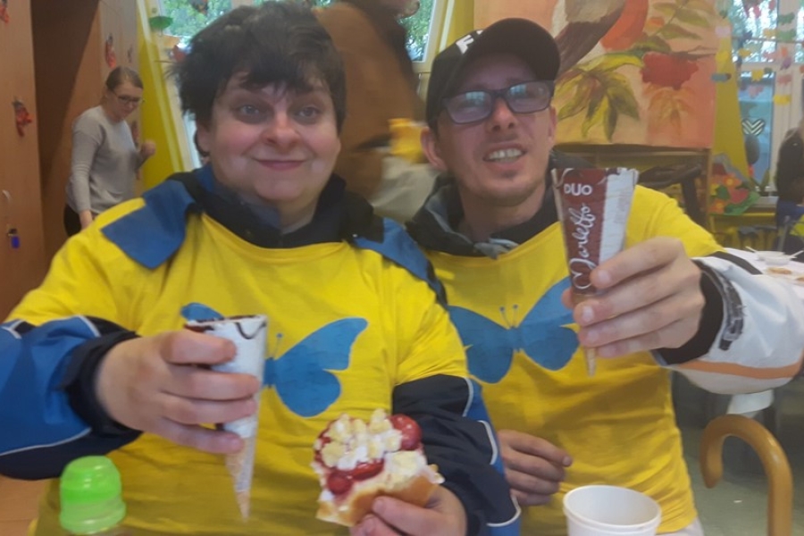 Dwoje uczestników jedzących lody oraz ciasto.
