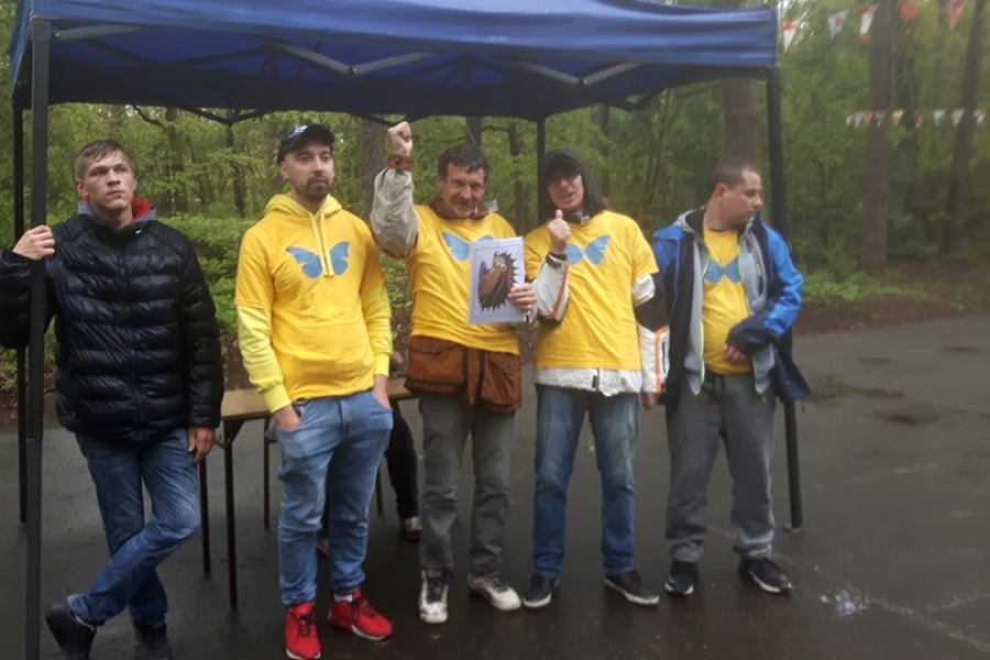 Grupa uczestników pod namiotem.