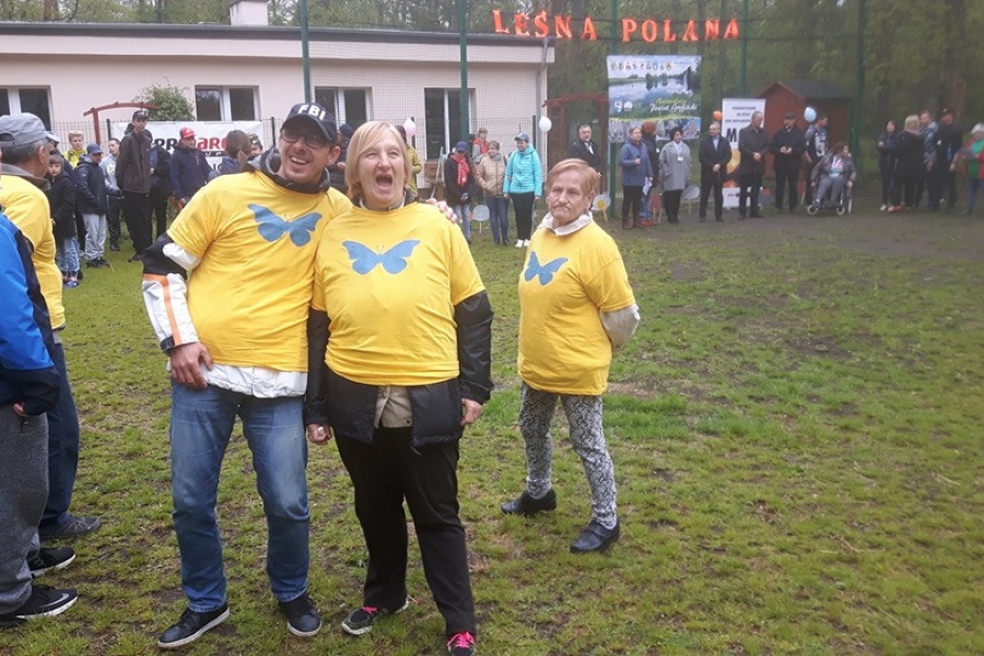 Dwoje uczestników pozujących na tle leśnej plany.