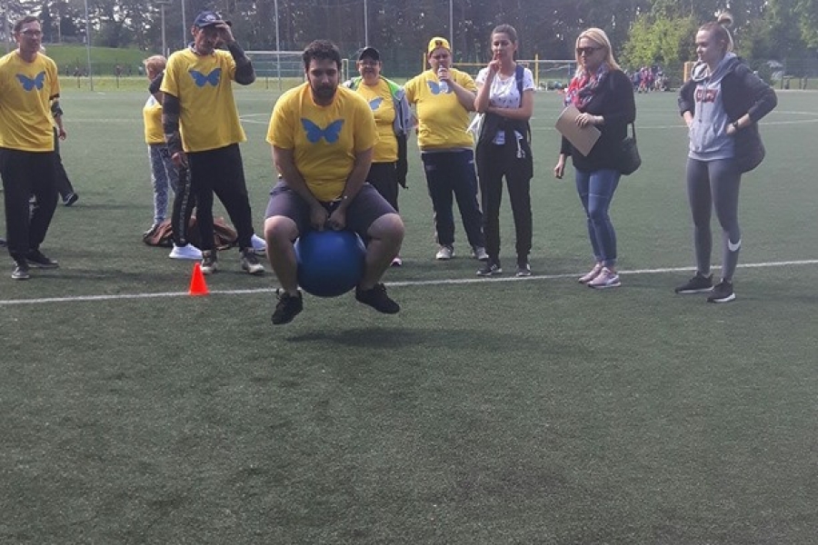 Uczestnik skaczący na piłce