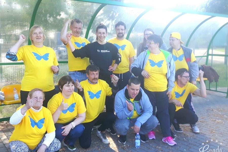 Uczestnicy pozują do zdjęci na ławce rezerwowych