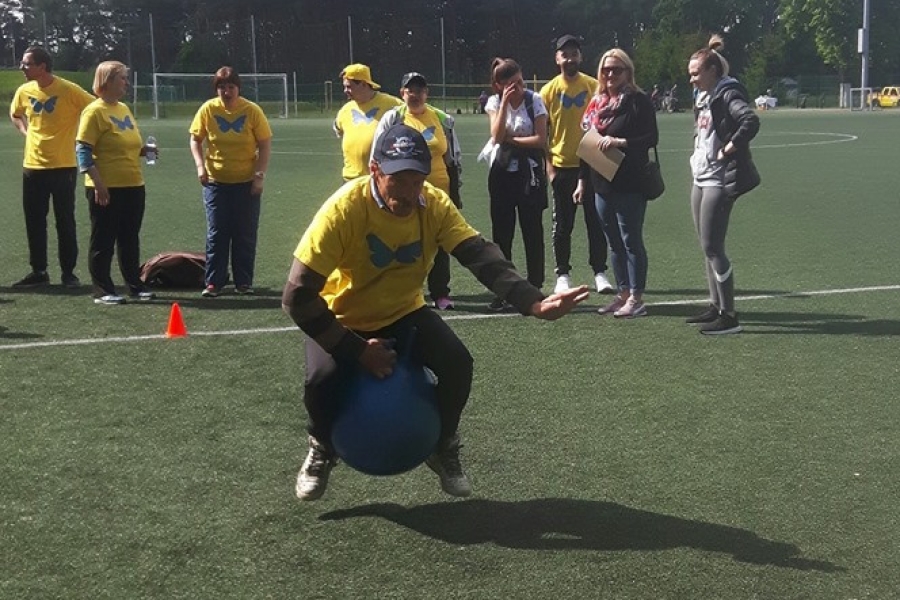 Uczestnik skaczący na piłce