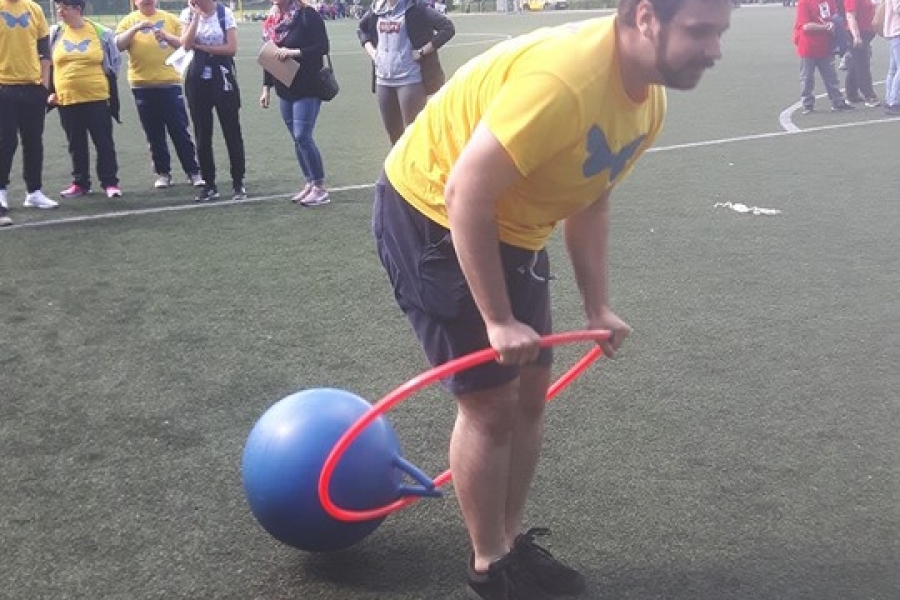 Uczestnik przechodzący przez hulahop