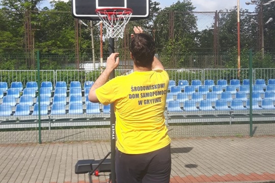 Uczestnik rzucający piłkę do kosza