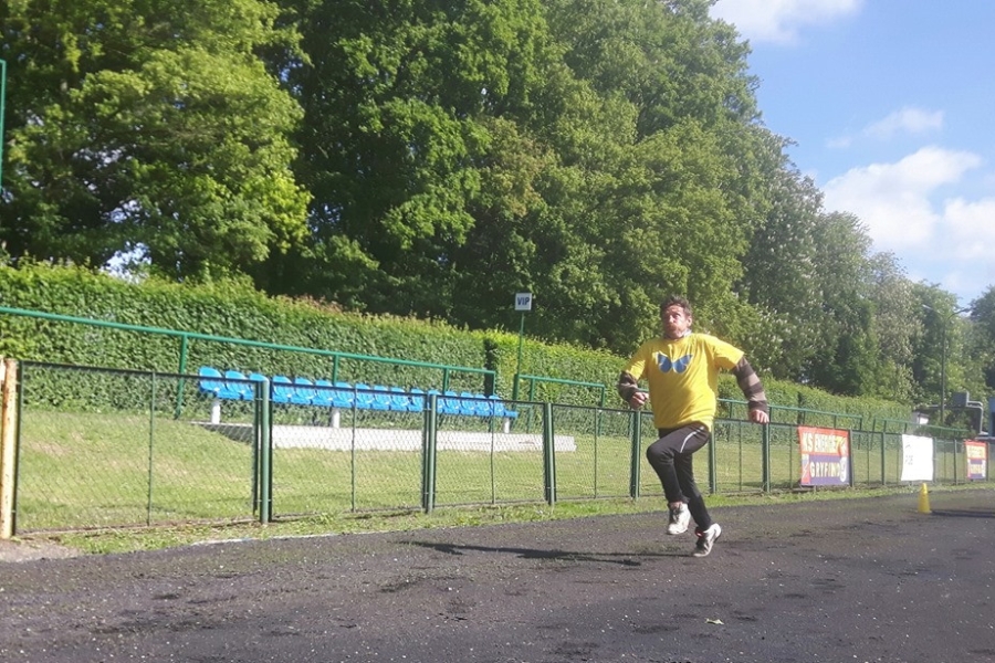 Uczestnik podczas sprintu na stadionie
