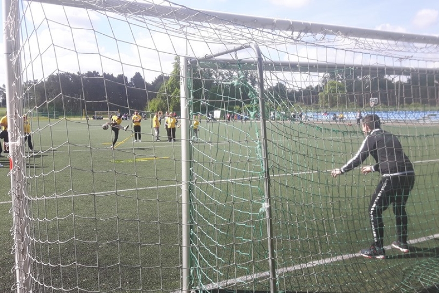 Uczestnik broniący bramki podczas rzutów karnych
