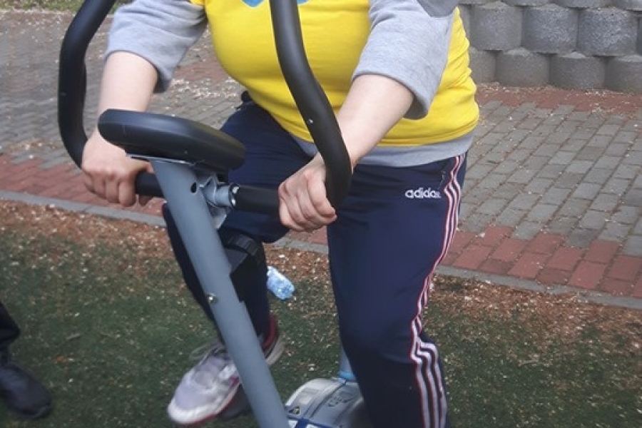 Uczestniczka podczas jazdy na rowerze stacjonarnym