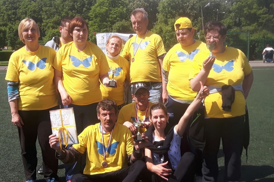 Uczestnicy w koszulkach z logiem ŚDS na stadionie miejskim