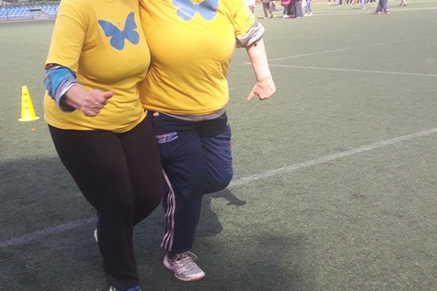 Uczestnicy podczas wspólnego skakania na jednej nodze