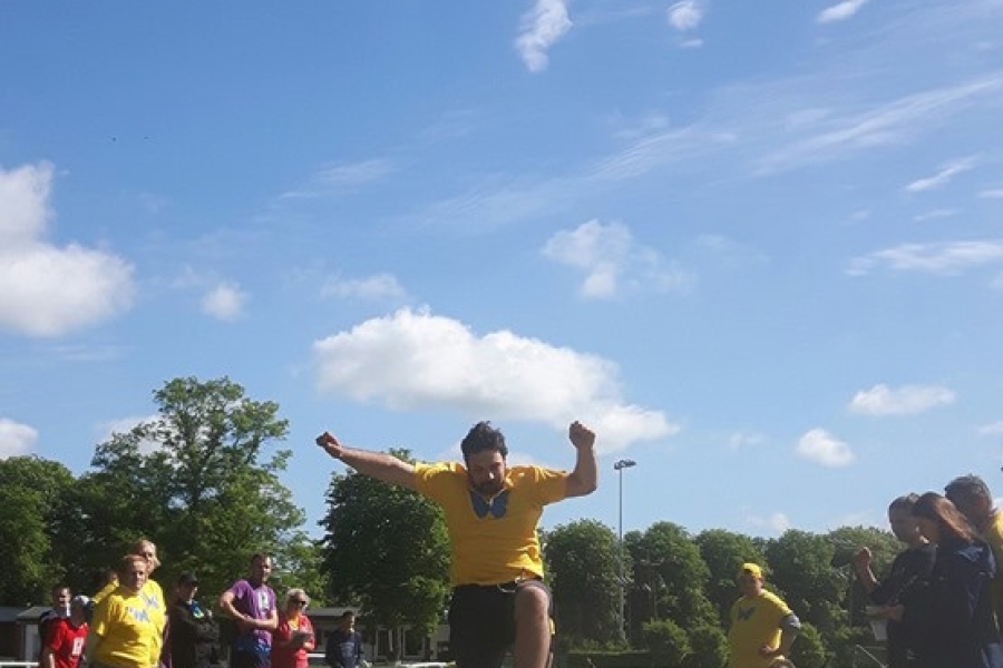 Uczestnik wykonujący skok w dal