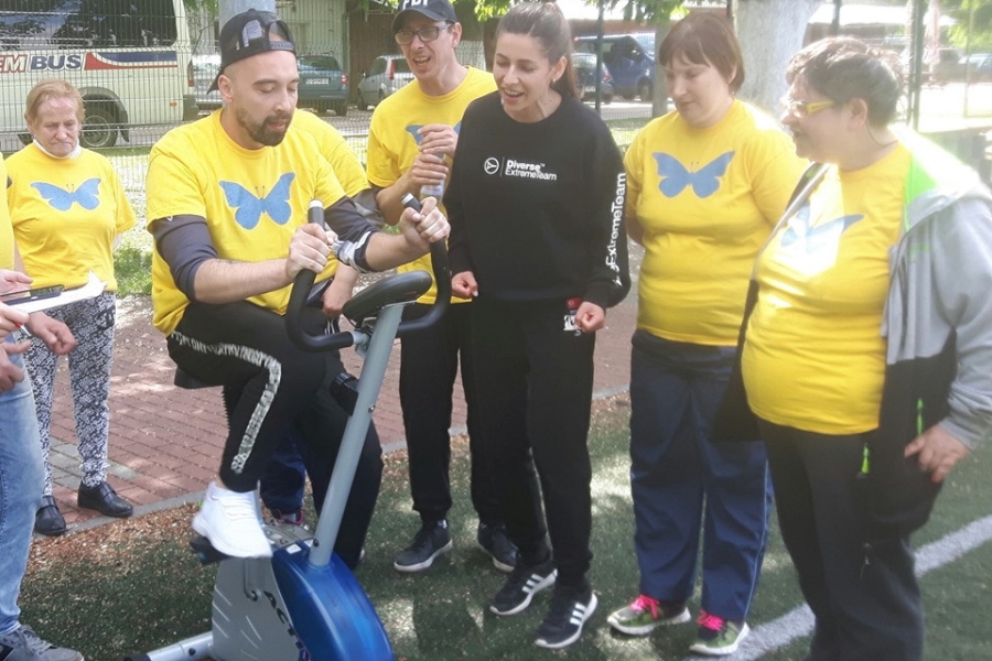 Uczestnik podczas jazdy na rowerze stacjonarnym