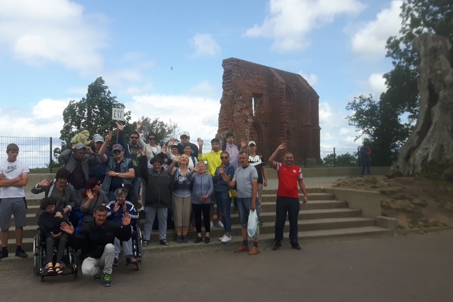 Grupa uczestników przed ruinami kościoła w Trzęsaczu.