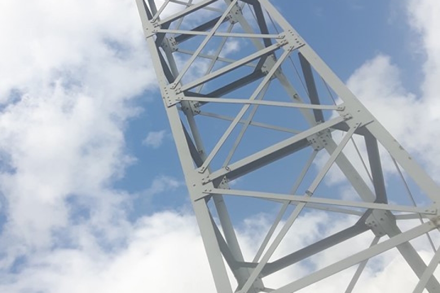 Uczestnik pod krzyżem nadziei w pustkowie.