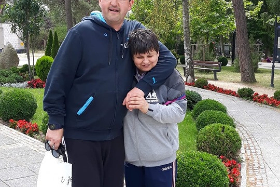 Dwójka uczestników stojąca na tle promenady.