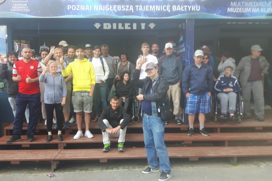 Grupa uczestników przed wejściem do muzeum na Klifie.
