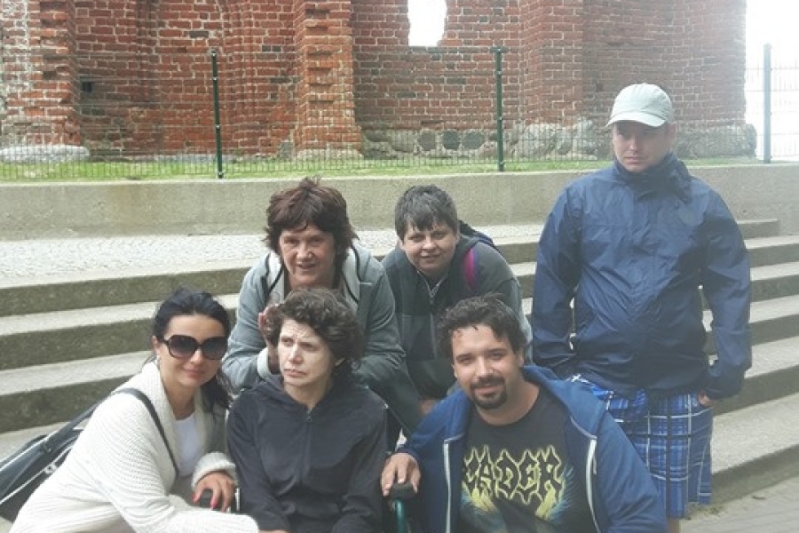 Uczestnicy na tle ruin kościoła w Trzęsaczu.