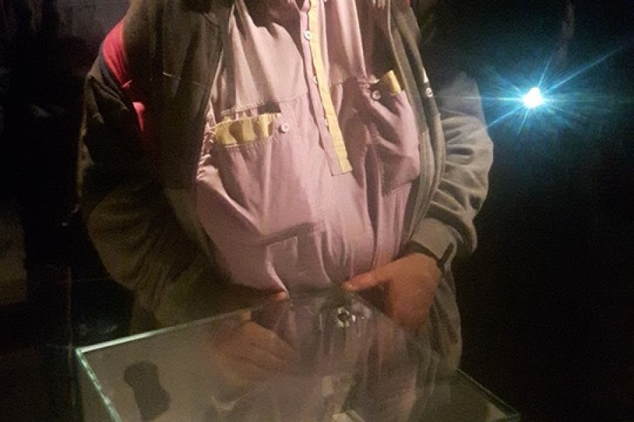 Dwójka uczestników przy eksponacie w muzeum.