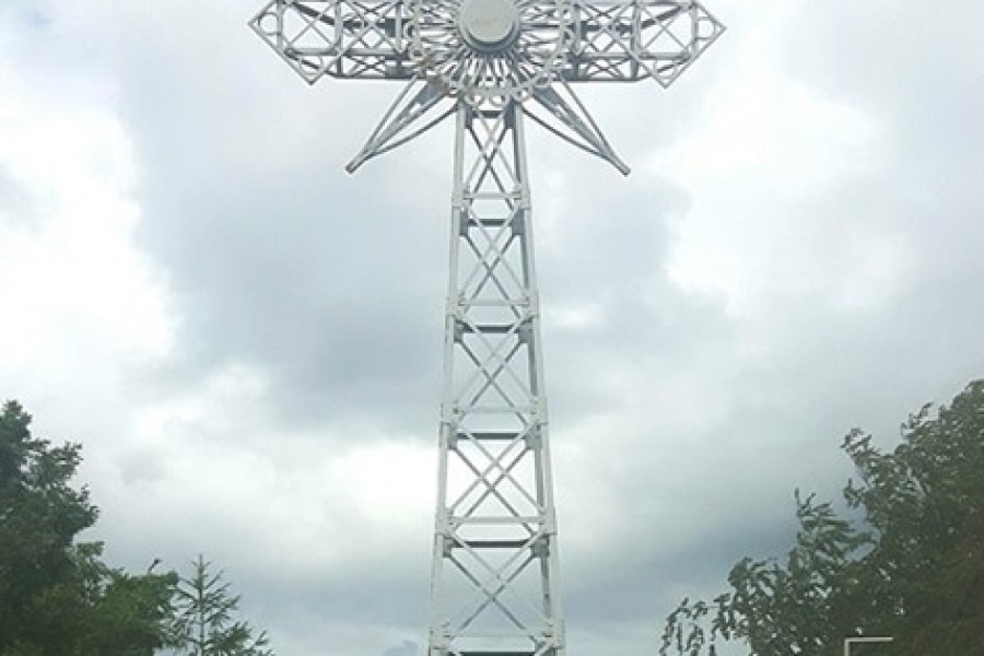 Uczestnicy ŚDS na tle krzyż nadziei w pustkowie.