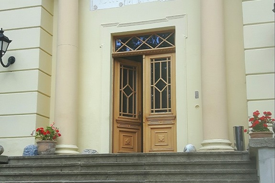 Drzwi wejściowe do pałacu w Przelewicach.