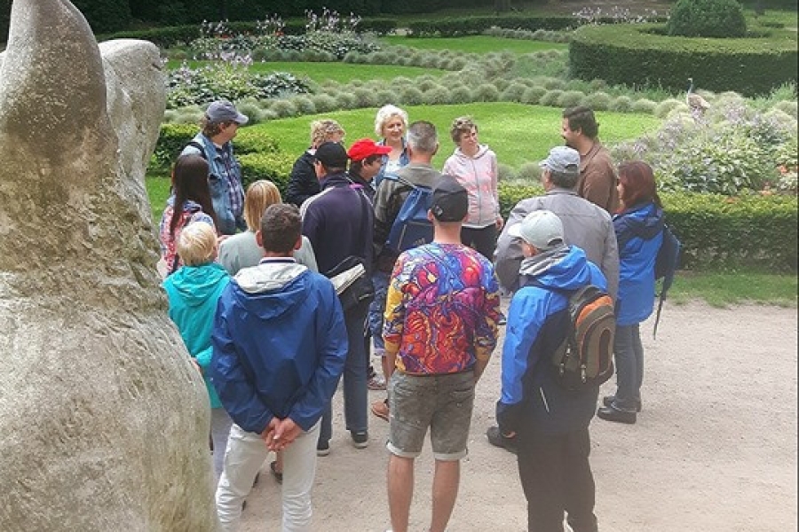 Grupa uczestników przed wejściem do Pałacu w Przelewicach.