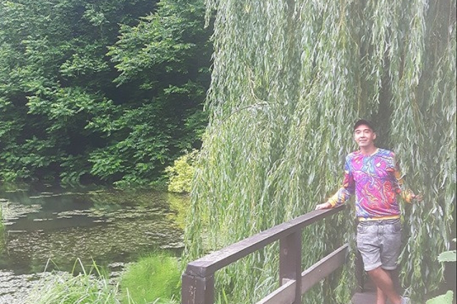 Uczestnik stoi na pomoście przy stawie.