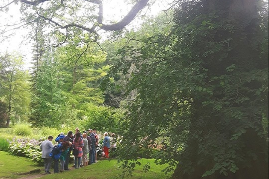 Grupa uczestników wśród zieleni