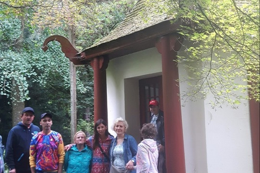 Grupa uczestników przy starym chińskim domku