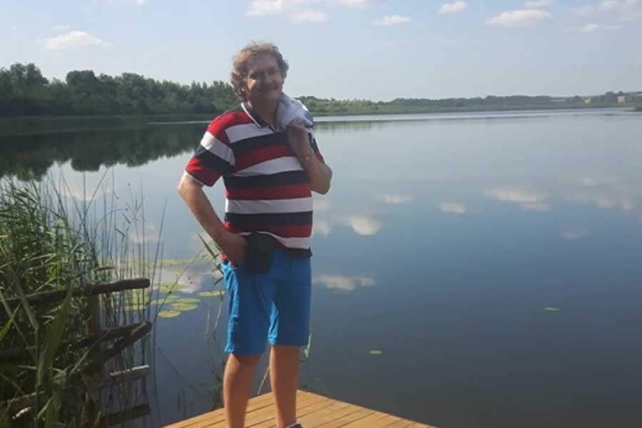 Uczestnik stoi na pomście nad wodą.