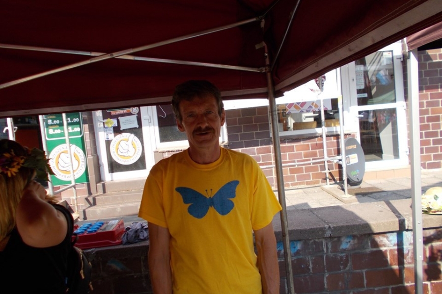 Uczestnik w żółtej koszulce z logiem ŚDS 